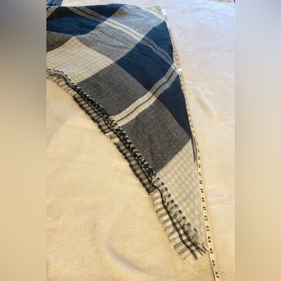 Womens Navy and Off White Reversible Plaid Shawl Wrap - Picture 8 of 10